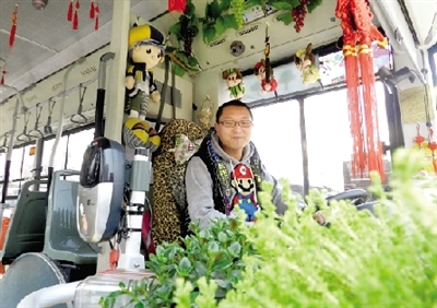 米奇、中國(guó)結(jié)、流氓兔、綠色植物、各種表情的小豬裝扮車(chē)廂