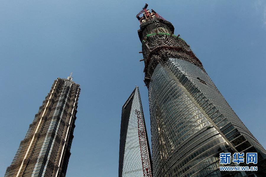 4月11日，正在建設(shè)中的“上海中心”（右）的高度已超過金茂大廈（左）和上海環(huán)球金融中心（中）。
