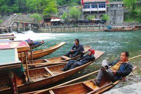 4月12日上午，湘西鳳凰縣杜田村，許多船只?？吭阢叺却慰汀?jù)守候在此的船家們反映，到當(dāng)日上午11點(diǎn)還沒(méi)有出過(guò)一趟船，平時(shí)這個(gè)時(shí)候都已經(jīng)來(lái)回四五趟了。圖/實(shí)習(xí)記者楊旭