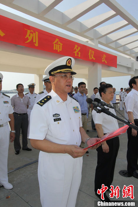 　南海艦隊司令員蔣偉烈宣讀了岳陽艦入列命名命令，并為該艦授旗、頒發(fā)命名證書。