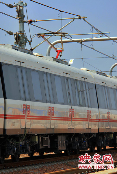 調(diào)試中的地鐵，電線已經(jīng)抬起充電