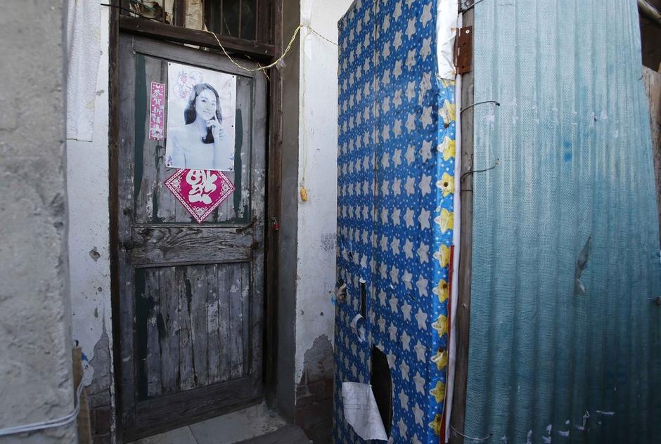 36歲的河南信陽打工者陳小龍在這里租了一間屋子住，2012年底開始，他偷偷在出租屋里挖地窖。