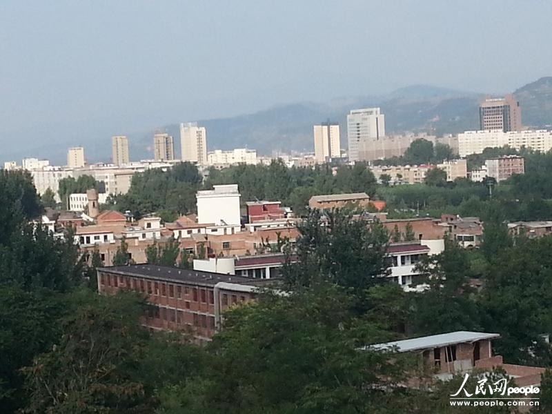 圖為盧氏縣委的土坯辦公房在高樓林立的縣城很不起眼。圖片來源：人民網(wǎng)