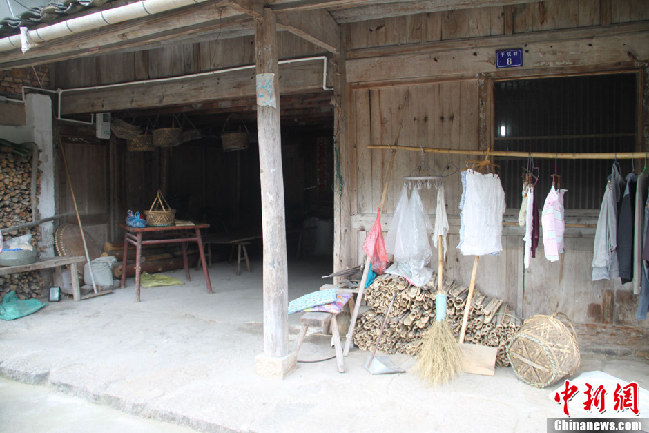 父母為癱瘓兒子自制呼吸機(jī) 手捏呼吸球5年不輟 父母為癱瘓兒子自制呼吸機(jī) 手捏呼吸球5年不輟