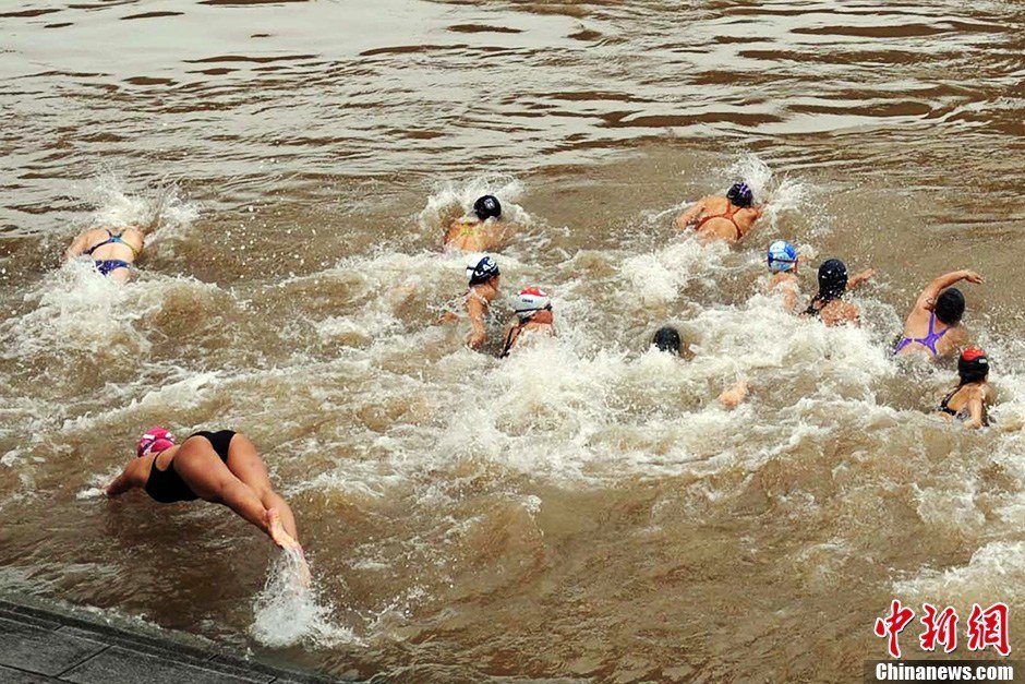 圖為參加搶渡賽的女選手們劈波斬浪。中新社發(fā) 張暢 攝