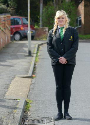 英16歲女孩撿手機(jī)被卡 英16歲女孩撿手機(jī)被卡