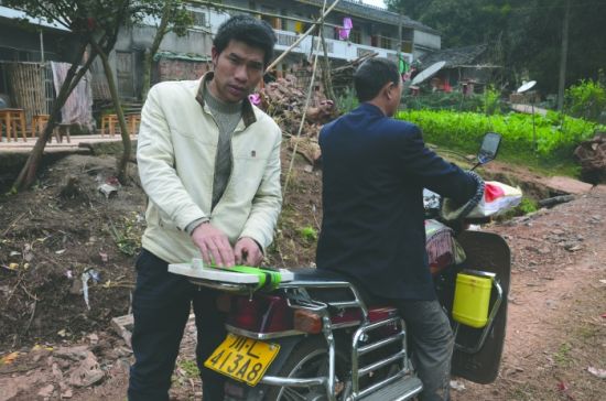 朱祥云說(shuō)，14萬(wàn)元就是綁在這輛摩托車的后座上被刮蹭掉的。