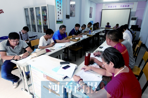 消費(fèi)者代表和旁聽人員走進(jìn)社區(qū)，聽取市民關(guān)于鄭州地鐵的意見和建議