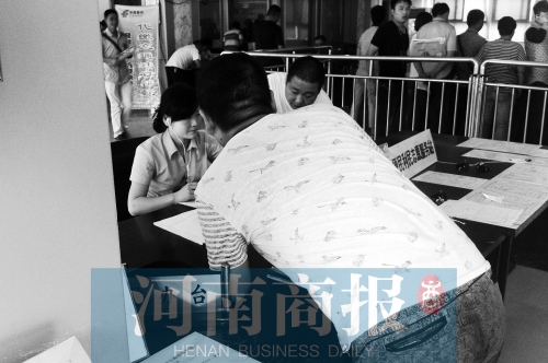戴著耳機工作，挺“愜意”