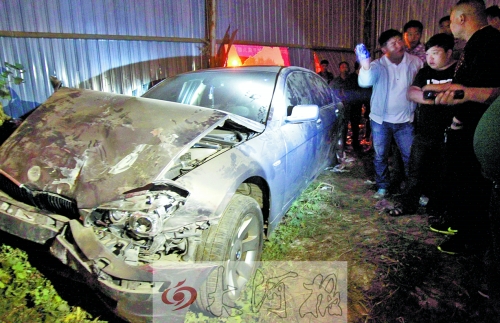 新鄭寶馬連撞兩車(chē)后沖進(jìn)戲臺(tái)邊人群致1死7傷 新鄭寶馬連撞兩車(chē)后沖進(jìn)戲臺(tái)邊人群致1死7傷