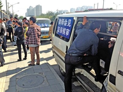 昨日，朝陽(yáng)區(qū)看守所門(mén)前有人排隊(duì)。大門(mén)外還停有多輛寫(xiě)有“律師會(huì)見(jiàn)”字樣的車(chē)。