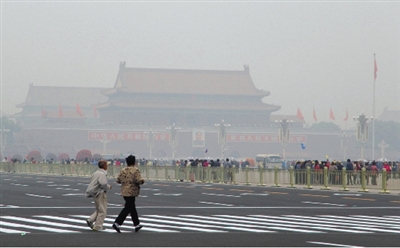 9月29日，游客行走在天安門廣場(chǎng)西側(cè)路上，當(dāng)日霧霾嚴(yán)重。