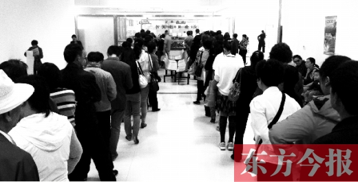 昨日上午，鄭州市社保辦事大廳，辦事的群眾排起長隊