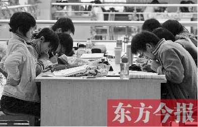 專家認(rèn)為，內(nèi)地高校對(duì)學(xué)生創(chuàng)造性、自主性的培養(yǎng)不及港校