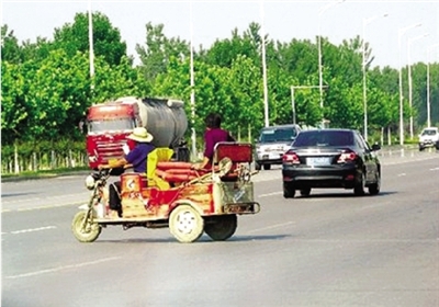 由于沒有硬隔離，鄭開大道上經(jīng)常出現(xiàn)機(jī)動車橫穿馬路的現(xiàn)象
