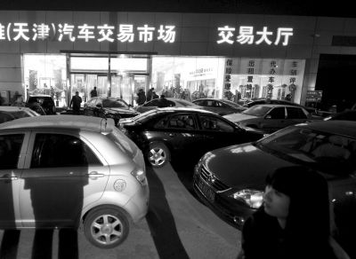15日晚，辦理二手車交易手續(xù)的天津歐雅汽車市場燈火通明。新華社發(fā)