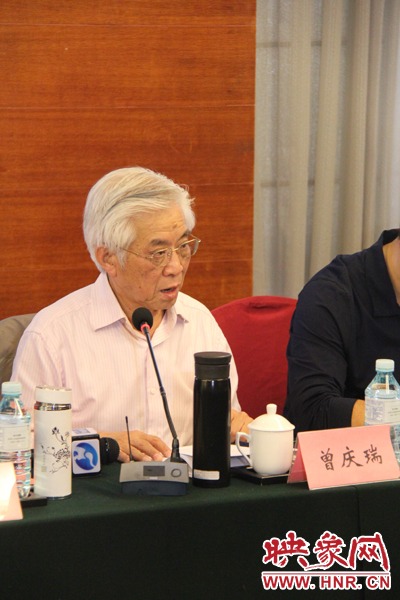 中國傳媒大學教授、博士生導師曾慶瑞正在發(fā)言