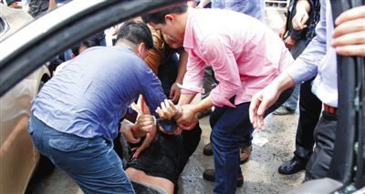 昨日，警方和市民們一起砸窗將肇事者控制。當(dāng)日，福州閩侯縣，一名男子駕駛小車在青口鎮(zhèn)奔馳大道附近撞人后逃逸，事故致7人死亡，12人受傷。圖/CFP