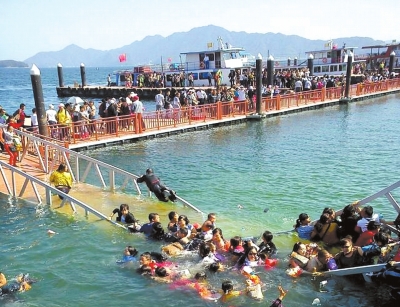 昨天，廬山西海景區(qū)過橋塌陷，致十?dāng)?shù)名游客落水。圖/東方IC