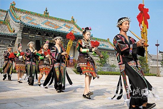 山東臺兒莊古城內(nèi)，來自外地的演員表演蘆笙舞 王建華 攝
