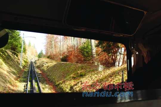 小火車(chē)一路向上，沖破云層，豁然開(kāi)朗，乘客們的歡呼聲適時(shí)響起，一切漸入佳境。