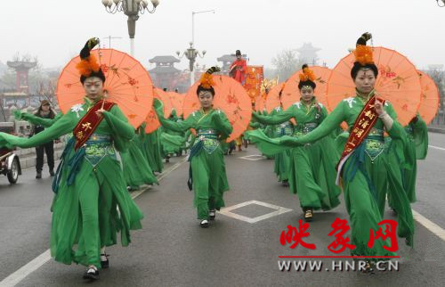 　　3月30日上午,開封市舉行2013中國(開封)清明文化節(jié)踏春巡游活動?！?　　