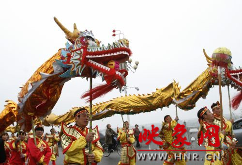 　　3月30日上午,開封市舉行2013中國(開封)清明文化節(jié)踏春巡游活動。　 　　