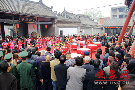 游客參觀清明小長假新推出的本土特色節(jié)目《鼓樂迎賓》。