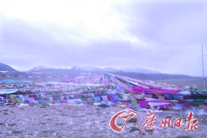 沿途遍地可見的五彩經幡。