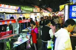 　　品味臺(tái)灣,又怎能錯(cuò)過(guò)那些親民夜市。