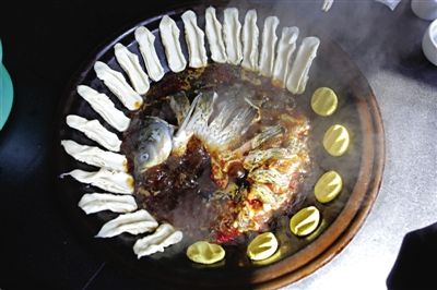 黃驊鍋灶魚(yú)，將海魚(yú)與面食相互搭配。農(nóng)業(yè)與漁業(yè)、土地與海洋，在這里構(gòu)成了微妙的平衡。
