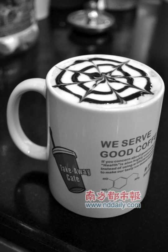 多巴胺行動咖啡店的摩卡,入口醇滑。