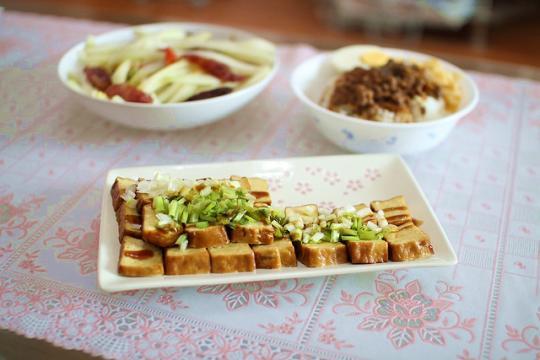 　　對(duì)于一碗鹵肉飯來說,完全不需要濃墨重彩的配其他煎炸食物,只需要搭上清爽的豆干、爽口的蘿卜即可。