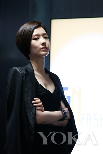 申映畫是極具事業(yè)心的富家小姐，造型簡約干練，面料質(zhì)地上乘