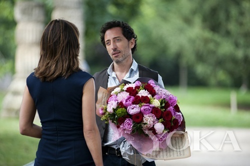 背影的完美同樣重要，衣服上的橫紋說明太緊繃、手肘處的橫紋說明肌質(zhì)老化。