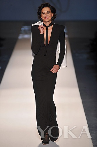 纖細(xì)的領(lǐng)帶既融于服裝，又升華造型