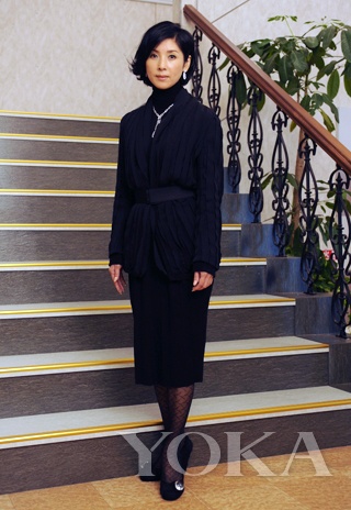 日劇《真我霓裳》中，飾演時(shí)裝大師的黑木瞳