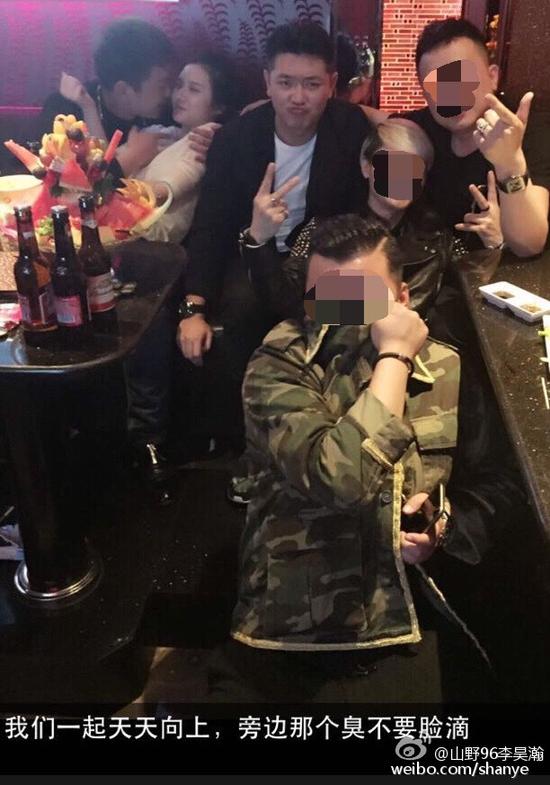 田源朋友辟謠稱左側抱著女子親吻的是田源的發(fā)小，女子的男友。