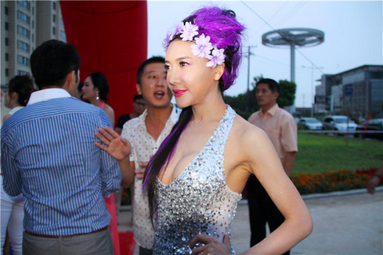 龔玥菲露背亮相車(chē)模決賽 露G奶 龔玥菲露背亮相車(chē)模決賽 露G奶