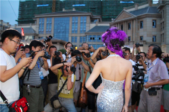 龔玥菲露背亮相車(chē)模決賽 露G奶