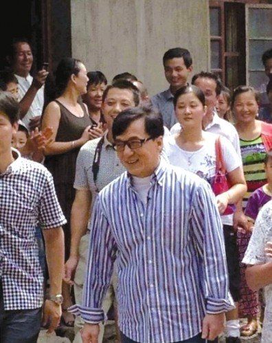 成龍?jiān)谑徍J(rèn)祖歸宗。 成龍?jiān)谑徍J(rèn)祖歸宗。