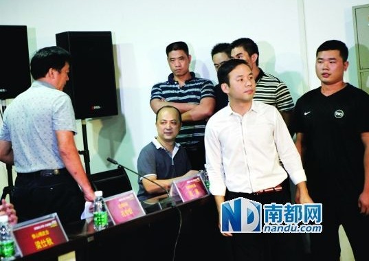 佛山精武會會長梁旭輝在弟子保護下來到現(xiàn)場。
