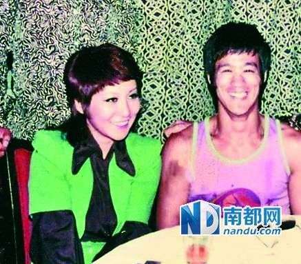從當時拍到的很多李小龍和丁佩一起的照片中可以看到，她和李小龍的發(fā)型是一樣的。