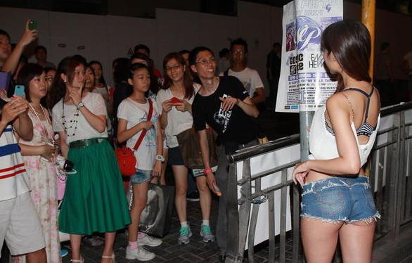 嫩模仙樂都性感著裝惹大叔圍觀，無懼與馬來西亞美女比身材。