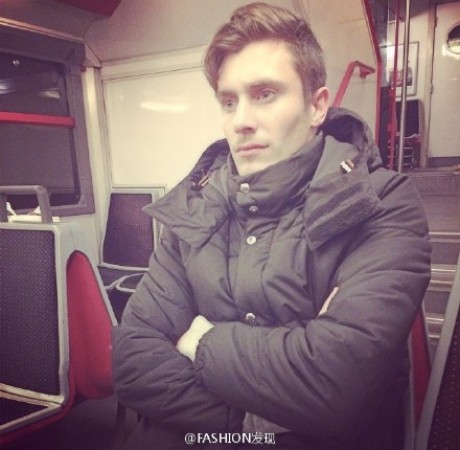 英國(guó)地鐵帥哥走紅 英國(guó)地鐵帥哥走紅