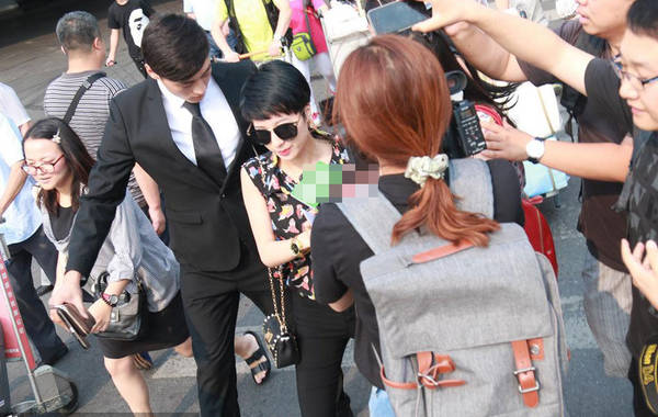 2015年7月6日，北京，陶喆前任楊子晴現(xiàn)身首都機(jī)場(chǎng)。剛一出來就遭到媒體圍堵，問及7號(hào)陶喆會(huì)有反駁證據(jù)