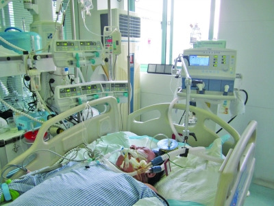 每天愛豪飲的廚師把自己喝成“牛奶血”了。