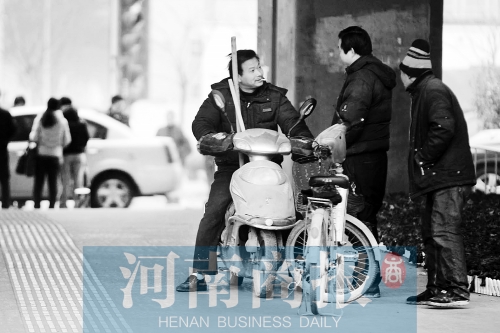想讓農(nóng)民工安定下來(lái)，城市要給他們相應(yīng)的福利待遇，還有家的感覺(jué)