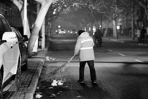 清晨六點(diǎn)，鄭州市經(jīng)七路，一名環(huán)衛(wèi)工開(kāi)始了一天的工作。