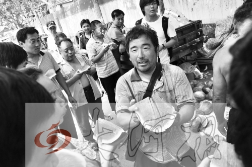 為了表示感謝，陳小立切西瓜分給大家吃。